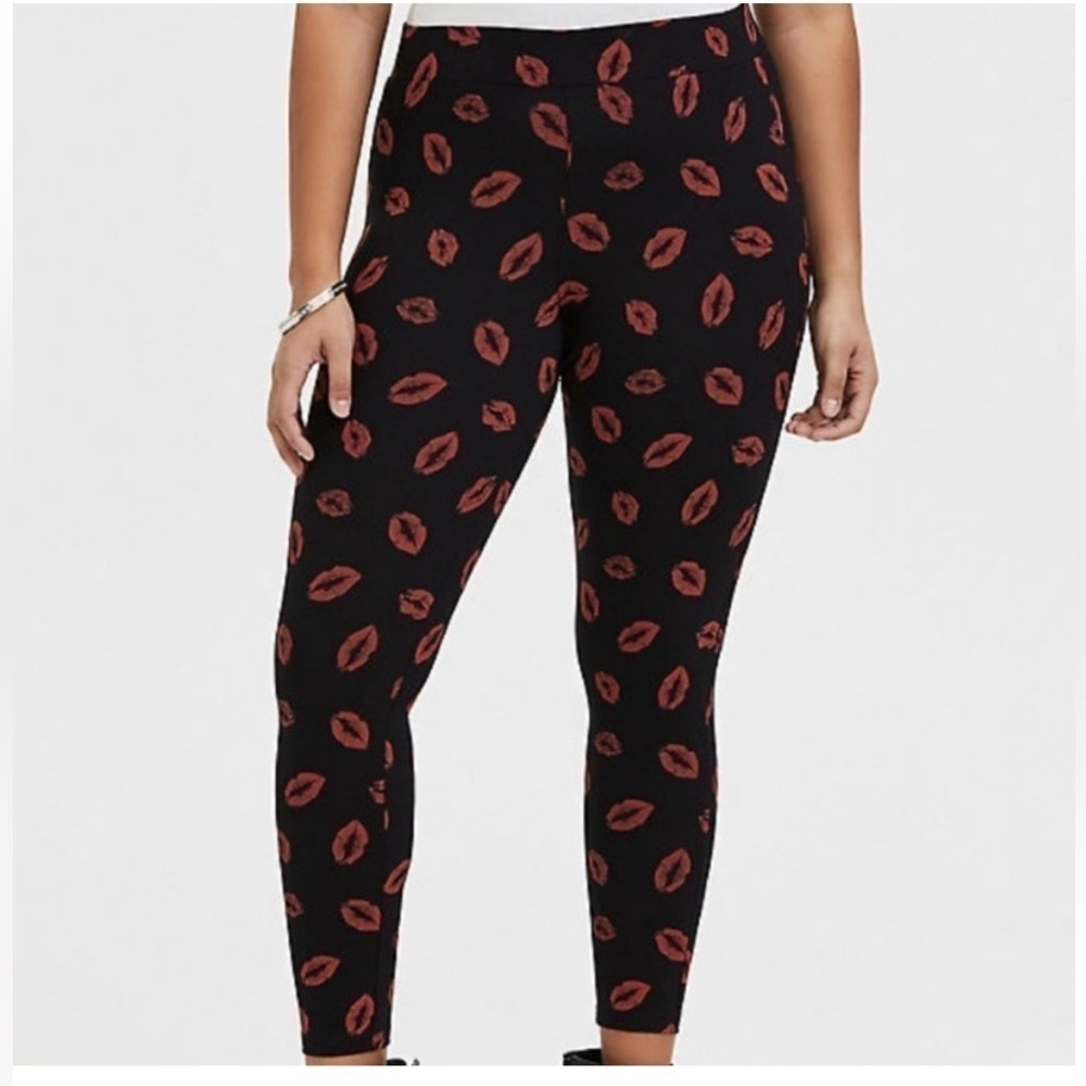 Torrid black & red lips‎ leggings Sz-1. P8